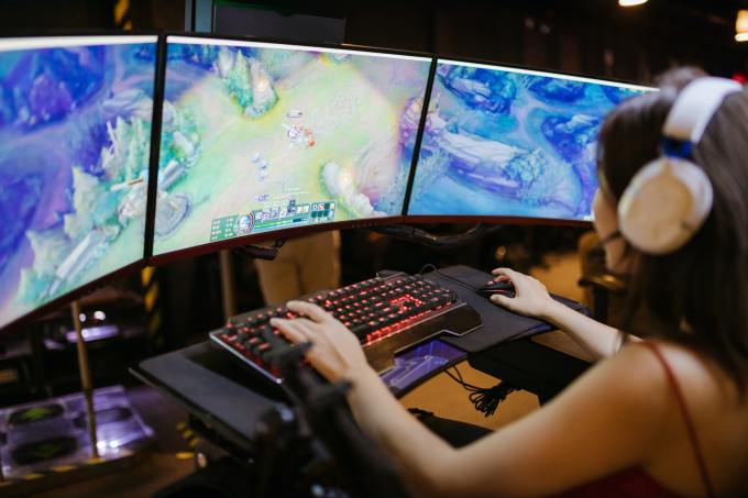Jovem gamer jogando videogame