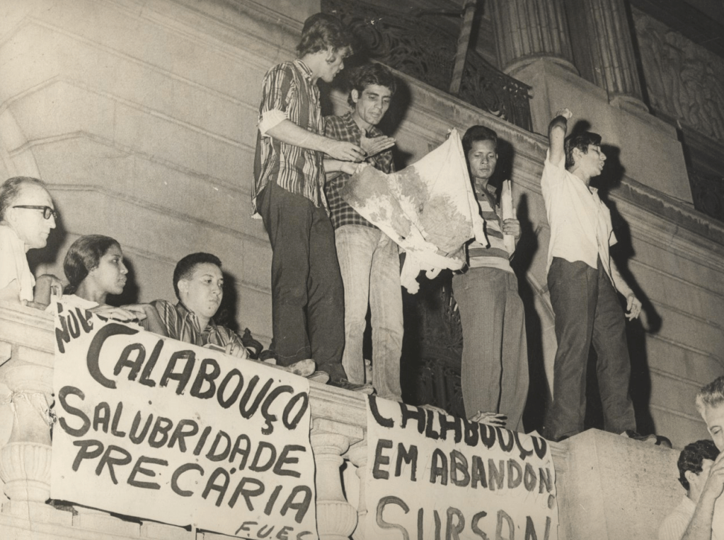 Manifestantes seguram camisa de Edson Luís de Lima Souto.