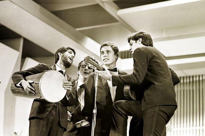 Chico-Buarque-1967 Chico Buarque se apresentando em festival de 1967.