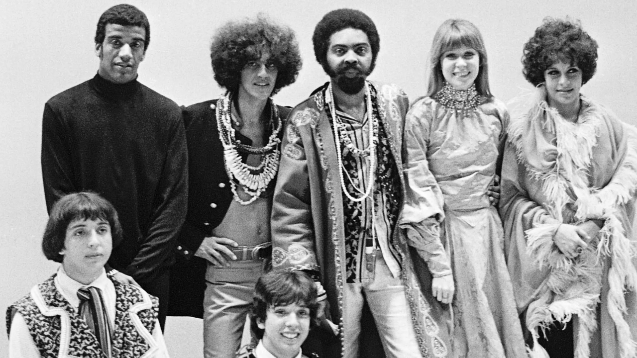 Da esquerda para a direita, Jorge Ben, Caetano Veloso, Gilberto Gil, Rita Lee e Gal Costa; à frente, abaixados, Sérgio Dias e Arnaldo Baptista.