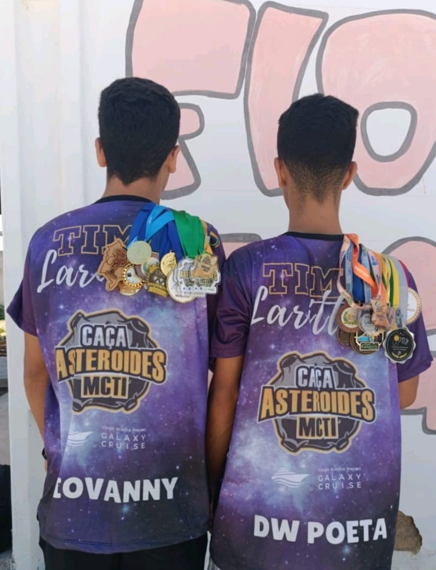 Participantes do projeto com as medalhas que já conquistaram Participantes do projeto com as medalhas que já conquistaram