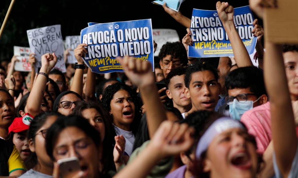 Governo Lula deve suspender implementação do Novo Ensino Médio