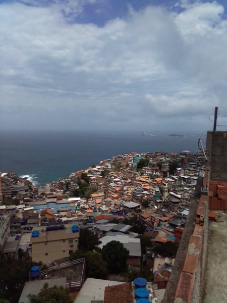 censo-12 Morro na beira do mar ocupado por uma favela