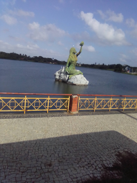 censo-6 Estátua de uma sereia na beira de um lago