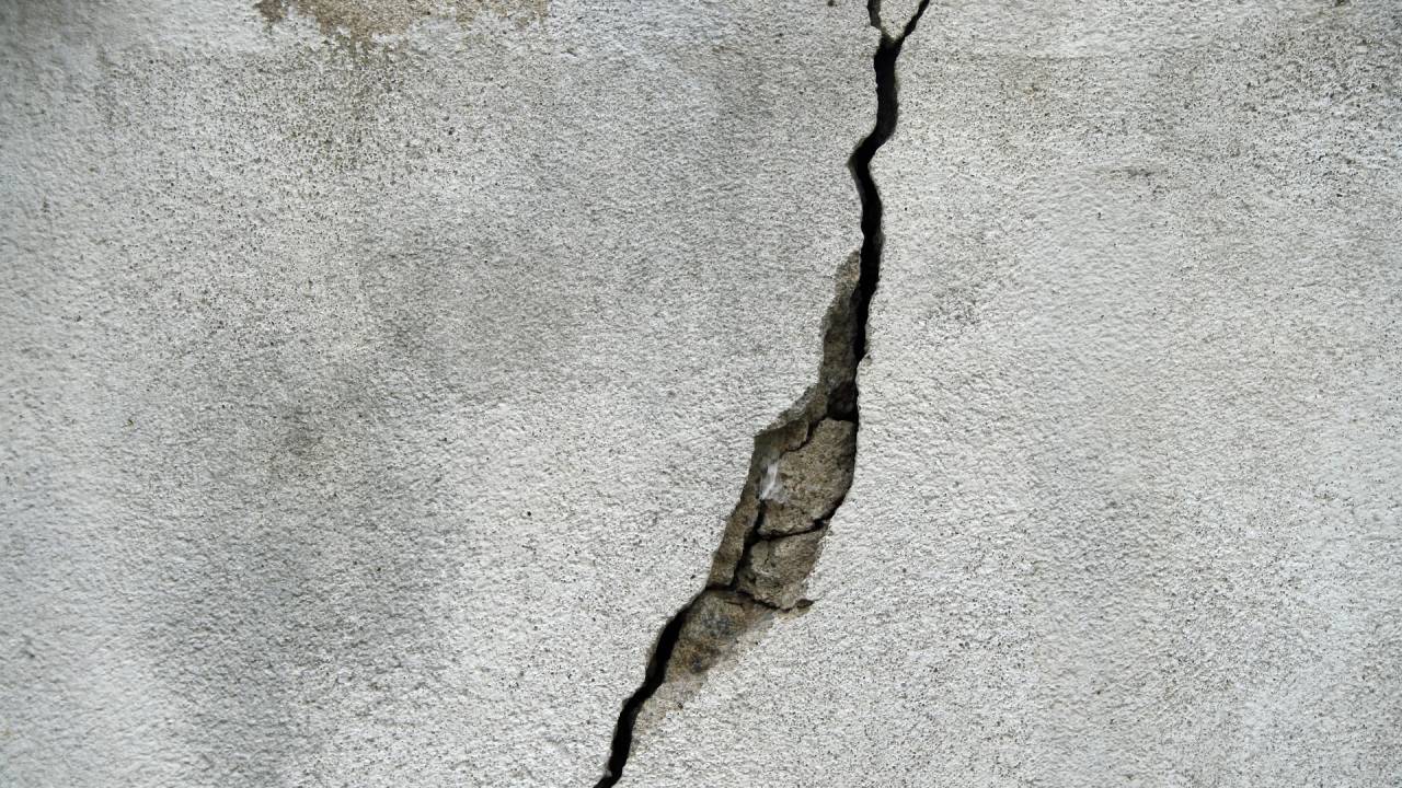 imagem mostra uma rachadura
