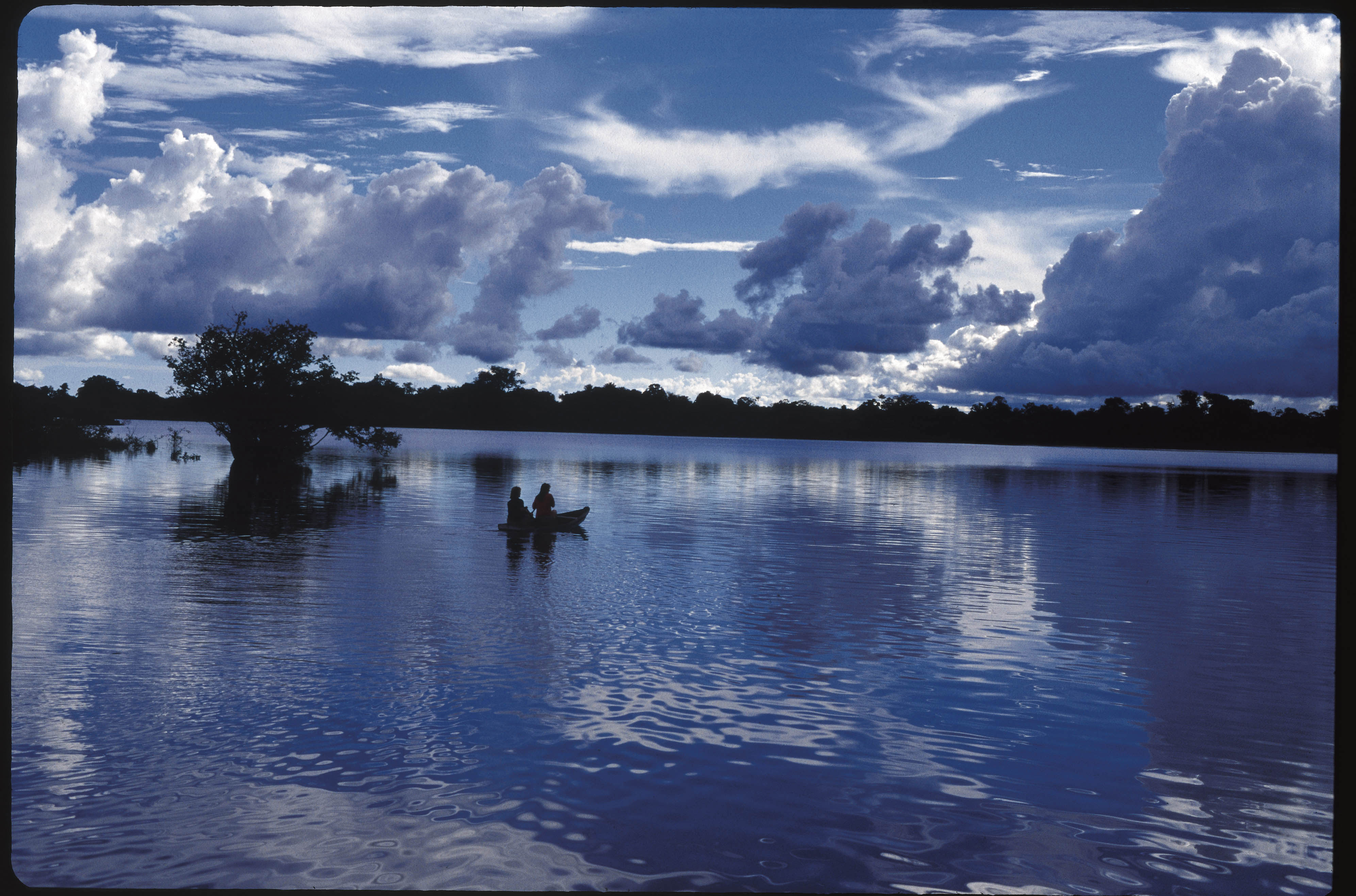 Vista do rio Negro, um dos grandes formadores da bacia hidrográfica do Amazonas, a maior do mundo