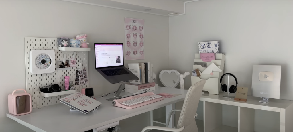 Exemplo de desk setup Exemplo de desk setup da youtuber Alexandra Olesen.
