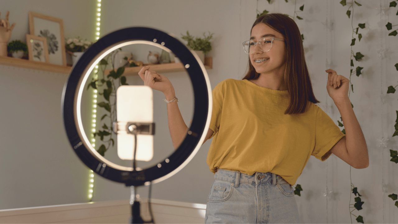 Menina dançando na frente do celular e ring light