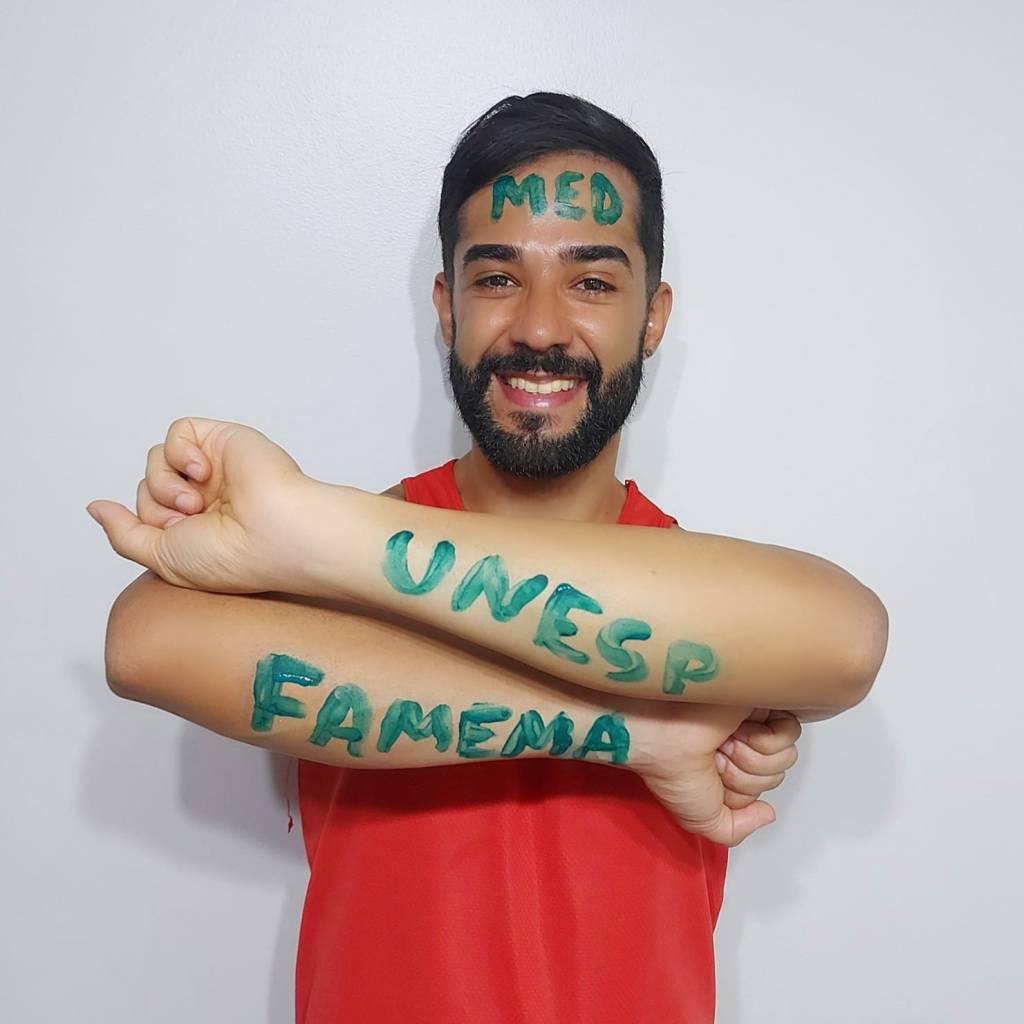 famema unesp_raphael Raphael com os nomes da Unesp e Famema pintados nos braços