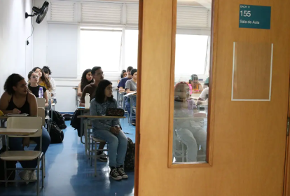 estudantes realizando prova em sala de aula