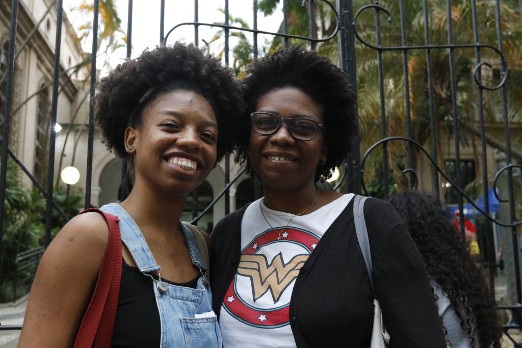 Rio de Janeiro (RJ), 05/11/2023 – A candidata Cíntia Oliveira fala sobre as provas ao lado da filha, a estudante universitária Maria Eduarda Oliveira, após o primeiro dia do Enem 2023, na Universidade Veiga de Almeida, na Tijuca. Foto: Fernando Frazão/