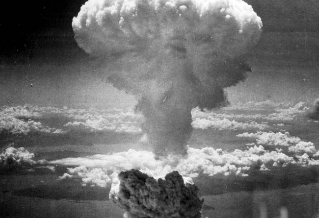 Segunda-Guerra-Bomba-em-Hiroshima-1945-Nagasakibomb Era nuclear: bomba atômica explode sobre Hiroshima, em 6 de agosto de 1945, matando 90 mil pessoas