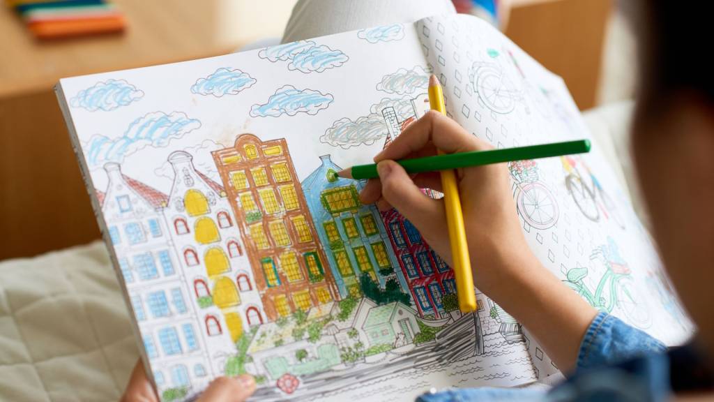 desenho desenhando com lápis colorido