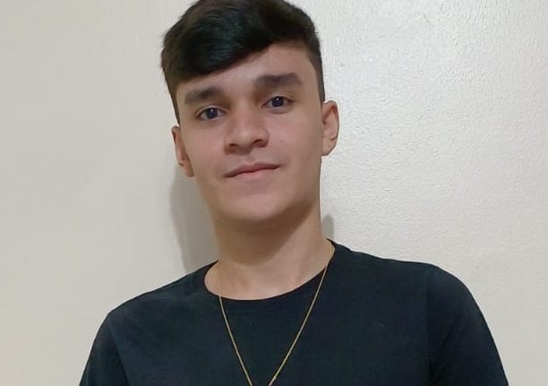 Arthur Sales é um jovem branco