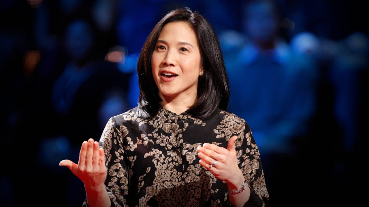 mulher asiática falando em ted talk