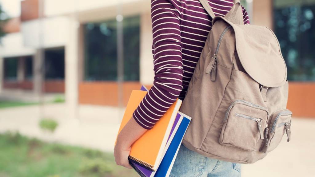 Veja os programas de apoio para quem quer fazer faculdade longe de casa