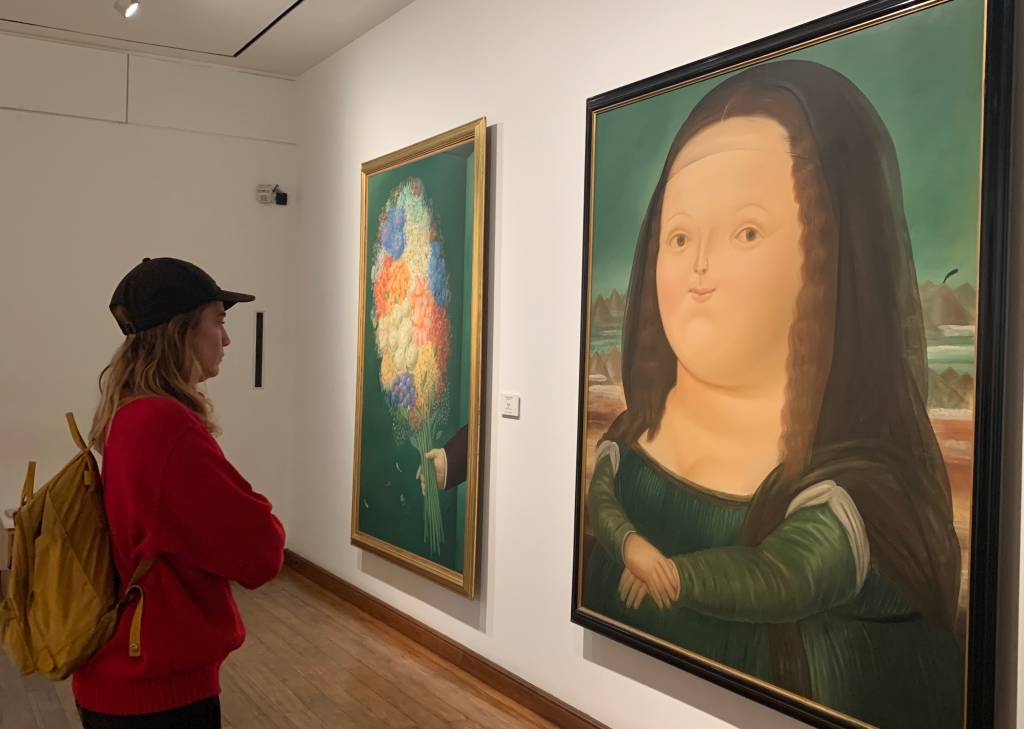 museu mulher observando quadro em museu