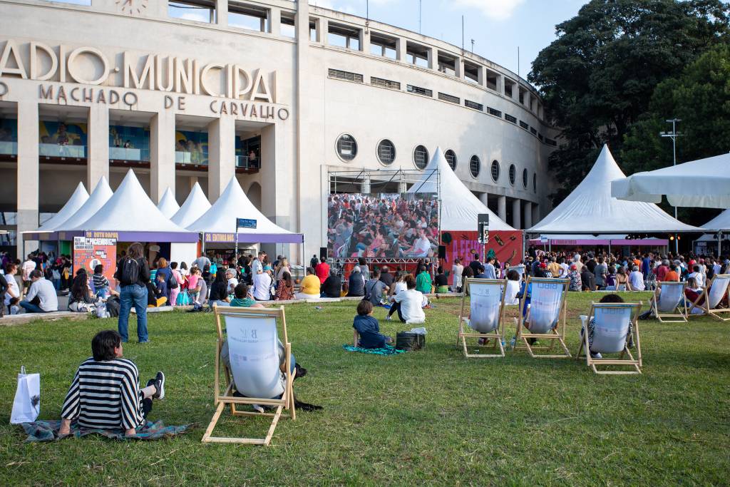 Feira do livro em São Paulo reúne escritores premiados e cantores