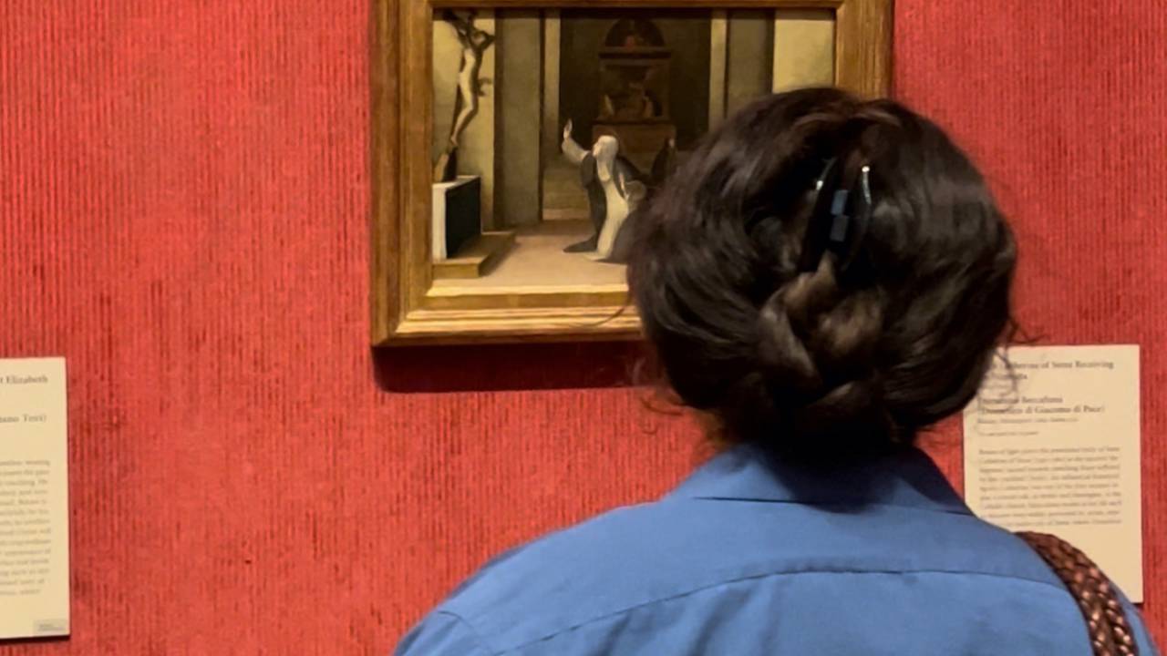 Mulher observa obra de arte em museu