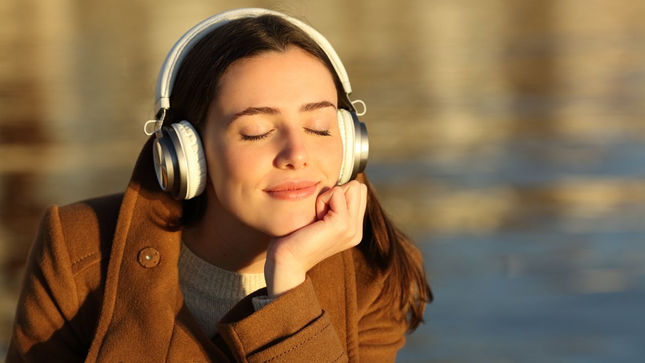 moça ouvindo música