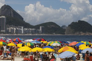 Praia no Rio de Janeiro lotada de banhistas