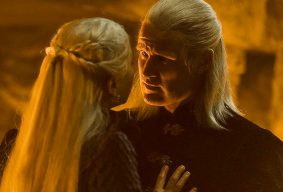 Os personagens Rhaenyra e Daemon Targaryen em cena de "A Casa do Dragão"