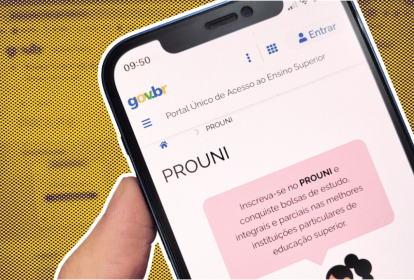 Montagem mostra mão segurando celular com tela aberta no site do Prouni. Atrás, há um fundo amarelo estilizado com textura