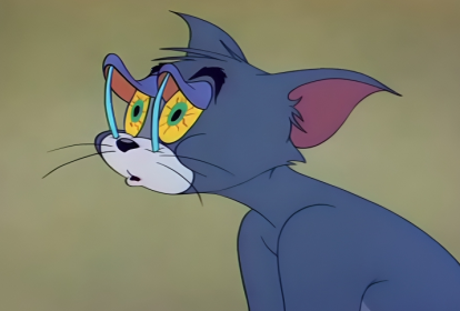 Personagem Tom, de "Tom & Jerry", com olhos sonolentos, tenta manter as pálpebras abertas com palitos