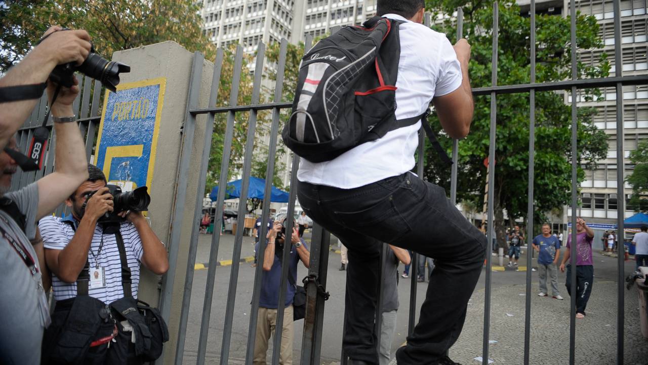 Rio de Janeiro - Candidato Vitor Gomes chega atrasado e tenta pular portão para fazer o Exame Nacional do Ensino Médio (Enem) na Uerj (Fernando Frazão/Agência Brasil)