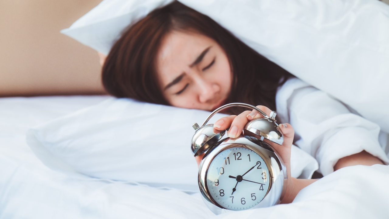 Por que acordar sem despertador faz bem - e como aprender