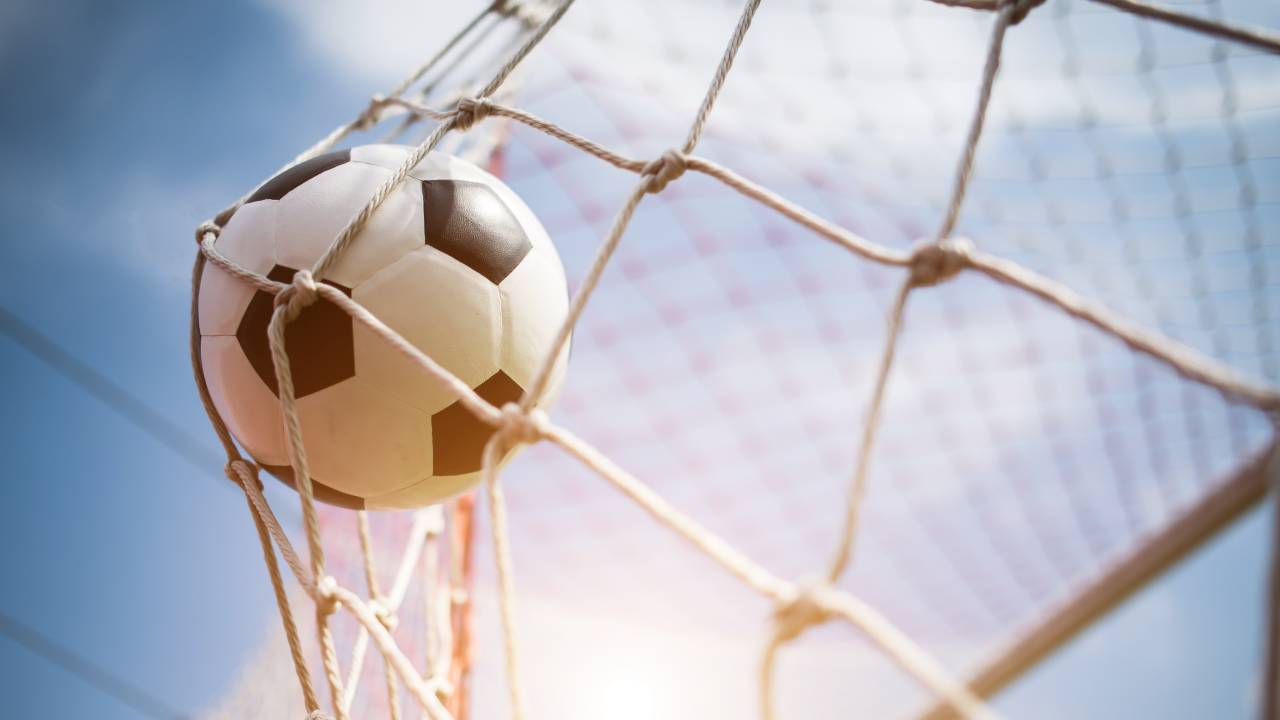 Bola de futebol balançando a rede, marcando gol