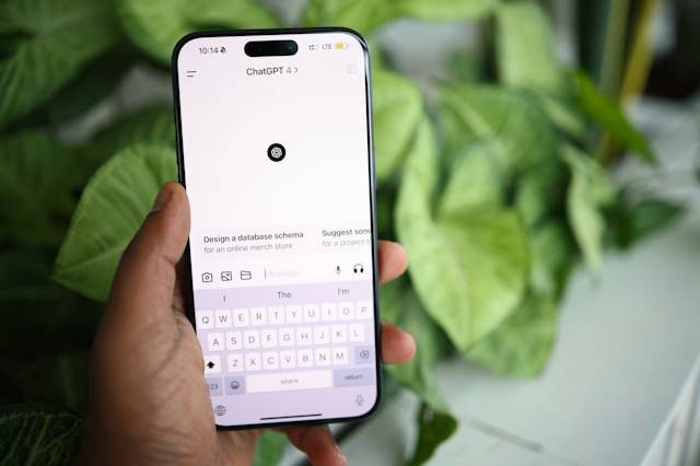 ia-chatgpt Mão segurando celular com tela do ChatGPT, inteligência artificial mais famosa do mundo, aberta