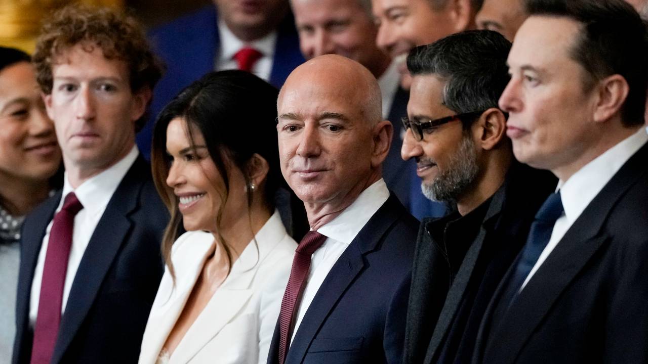 Da esquerda para a direita Mark Zuckerberg, CEO da Meta; Lauren Sanchez, Jeff Bezos, fundador da Amazon; Sundar Pichai, CEO da Alphabet; e Elon Musk, CEO da Tesla e X., durante a posse de Donald Trump, em 20 de janeiro