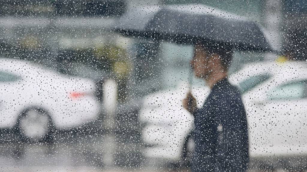 Qual o aumentativo de chuva: ‘chuvarada’, ‘chuvada’ ou ‘chuvona’?