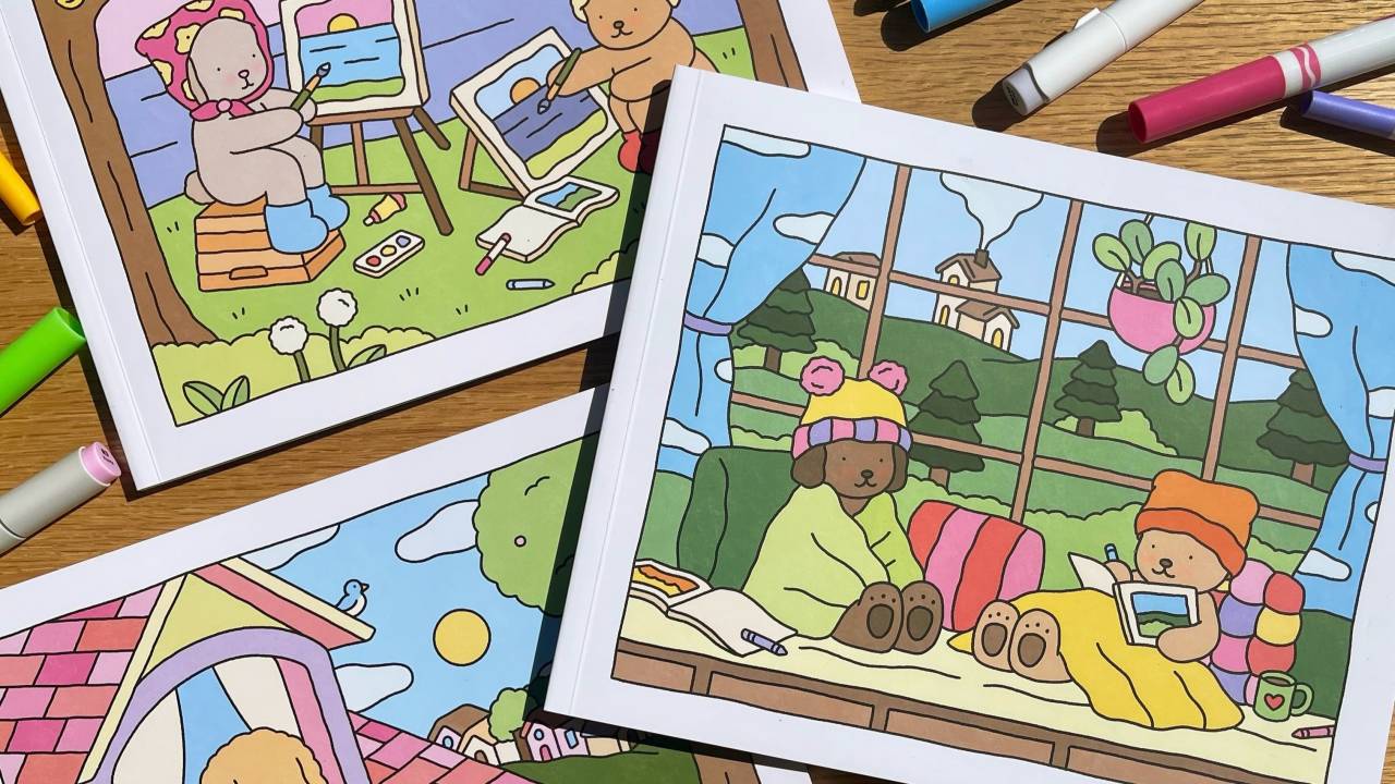 Capas dos livros de Bobbie Goods, espelhados em uma mesa, com canetas coloridas ao redor