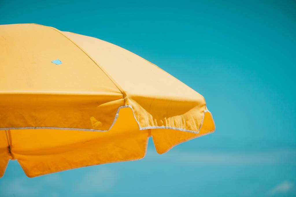 Qual o plural de guarda-sol?