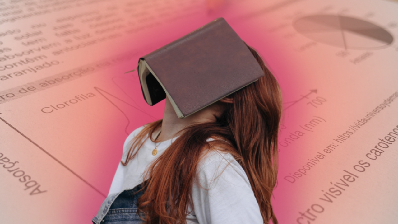 Garota com a cabeça para trás e com livro aberto equilibrado na face