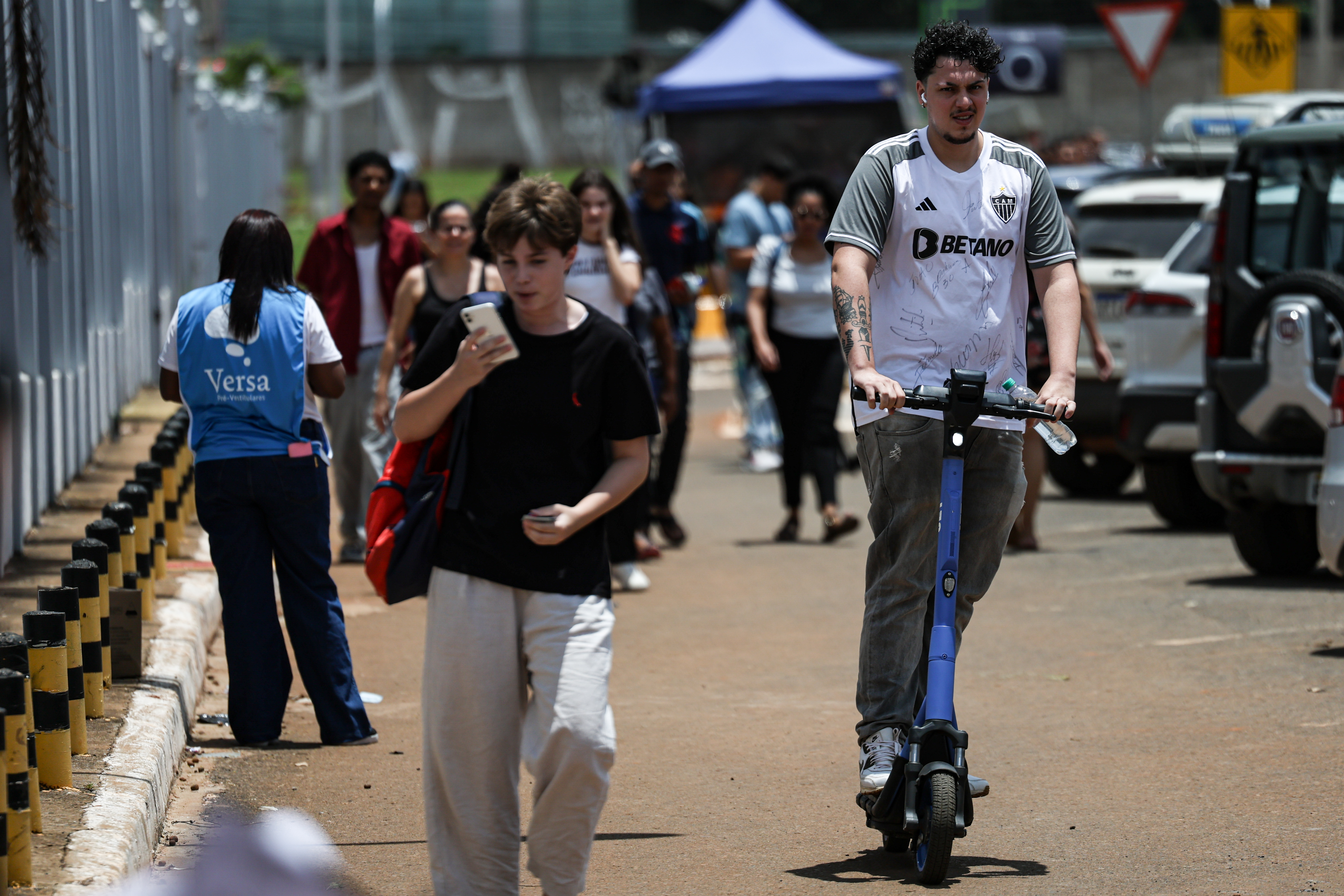 Brasília (DF), 16/11/2025 – Candidatos comparecem a local de prova para realização do segundo dia do Exame Nacional do Ensino Médio (Enem) 2025. Foto: Marcelo Camargo/Agência Brasil