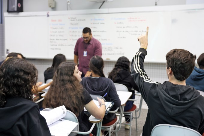estudantes-sala-de-aula-classe-professor-duvida-pergunta