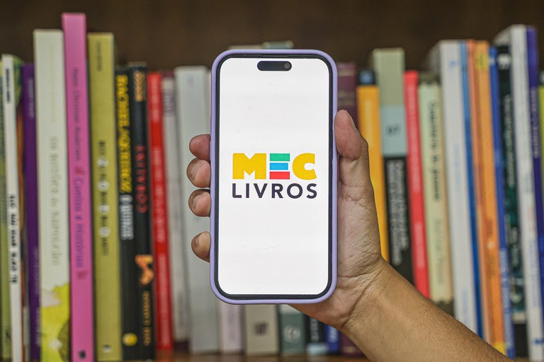 A imagem mostra um celular com o aplicativo MEC Livros aberto
