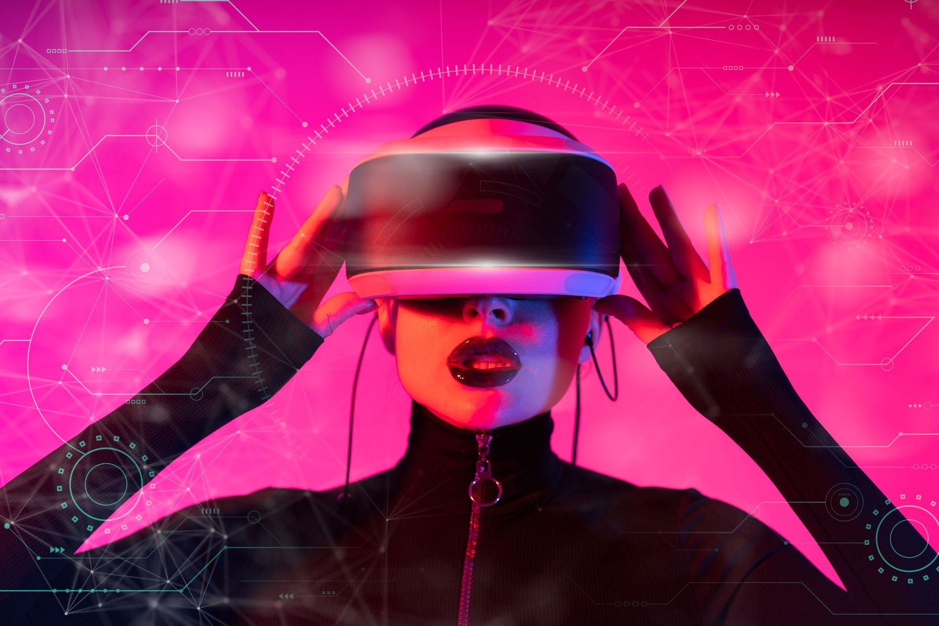 Pessoa com óculos de realidade virtual e fones de ouvido, usando uma blusa preta de gola alta com zíper, em um ambiente futurista com luzes neon rosa e elementos de interface digital. As mãos estão posicionadas nas laterais dos óculos, ajustando-os. Os lábios estão pintados de um tom escuro e brilhante